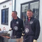 Pierre och Pontus bemannar grillen