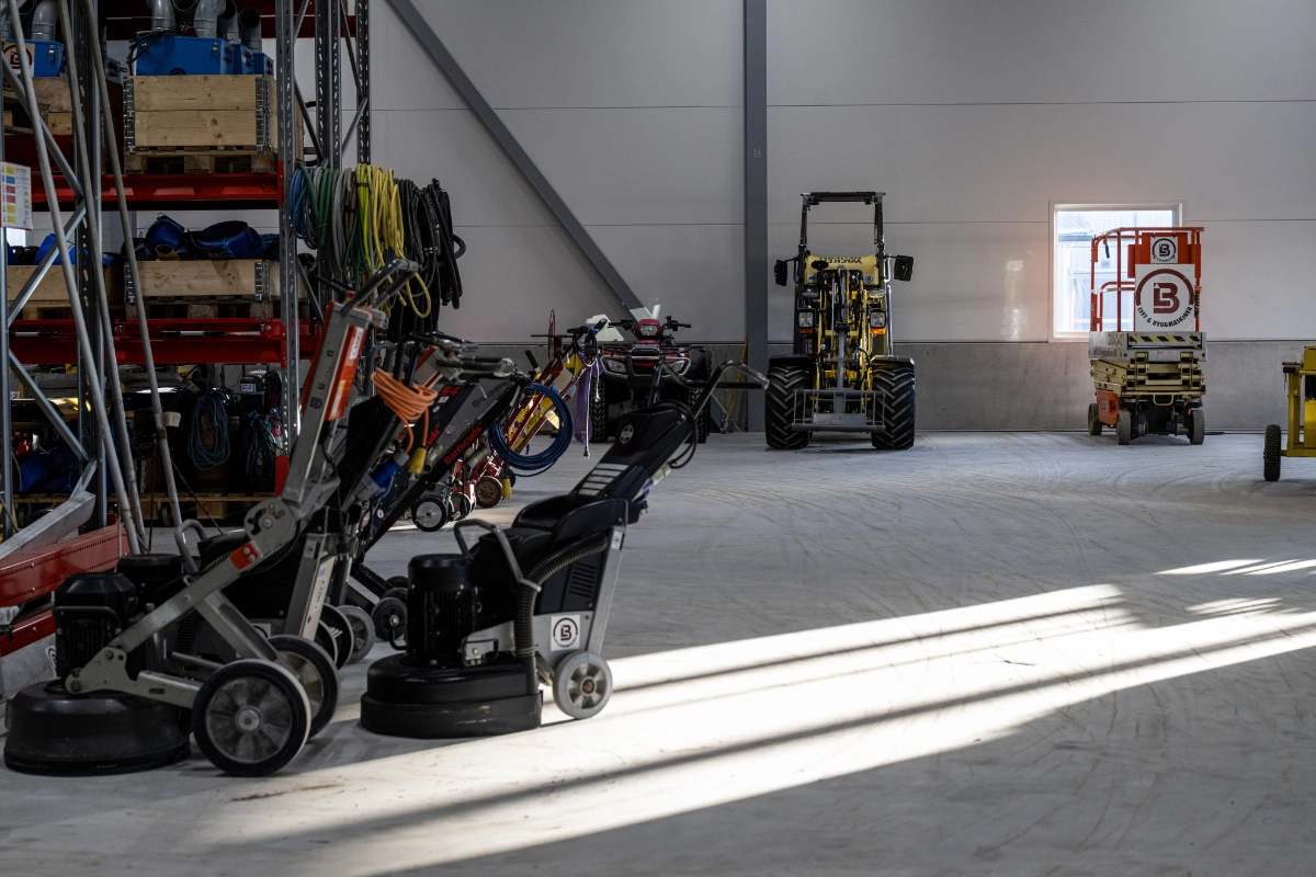 Bild med olika maskiner från vår maskinuthyrning